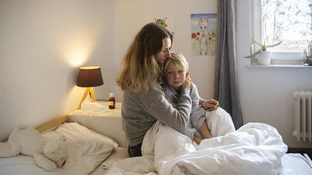 Mother pampering son with fever sitting on bed at home model released, Symbolfoto property released, NJAF00777 krank2203
