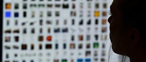 Eine Kriminaloberkommissarin sitzt vor einem Auswertungscomputer bei Ermittlungen gegen  Kinderpornografie und sexuellem Missbrauch (Archiv). 