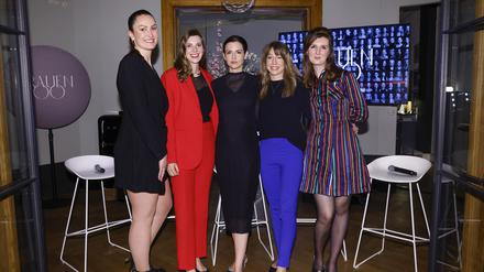 Mentoring auf Augenhöhe. Jungunternehmerin Stephanie Weiss mit ihrer Mentorin Corinna Tappe, Moderatorin Kerstin Weng, Saxophonistin Stephanie Lottermoser und ihr Schützling Samantha Wright (v.l.n.r.). 