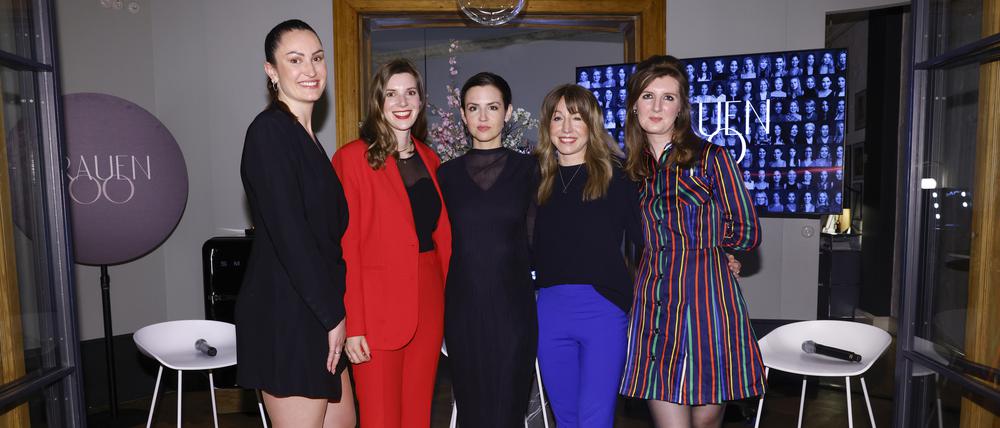 Mentoring auf Augenhöhe. Jungunternehmerin Stephanie Weiss mit ihrer Mentorin Corinna Tappe, Moderatorin Kerstin Weng, Saxophonistin Stephanie Lottermoser und ihr Schützling Samantha Wright (v.l.n.r.).