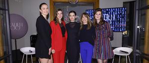 Mentoring auf Augenhöhe. Jungunternehmerin Stephanie Weiss mit ihrer Mentorin Corinna Tappe, Moderatorin Kerstin Weng, Saxophonistin Stephanie Lottermoser und ihr Schützling Samantha Wright (v.l.n.r.). 
