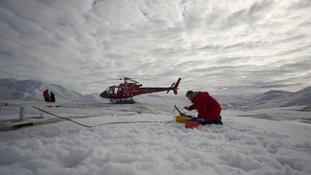 AWI-Glaziologe Ole Zeising bei Radarmessungen am grönländischen Gletscher, der mit Schmelzraten von 130 Metern pro Jahr einen enormen Eisverlust aufweist.