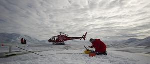 AWI-Glaziologe Ole Zeising bei Radarmessungen am grönländischen Gletscher, der mit Schmelzraten von 130 Metern pro Jahr einen enormen Eisverlust aufweist.