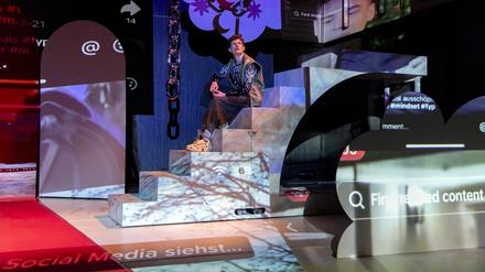 Wann ist ein Mann ein Mann? Luc (Marcel Herrnsdorf) aus Berlin findet Pauline aus Stuttgart süß. Damit geht der Stress los.