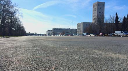 Eine 400 Meter lange Betonpiste: So sieht der Platz des 4. Juli in Lichterfelde heute aus – ein wenig Grün stünde dem tristen Platz gut zu Gesicht.