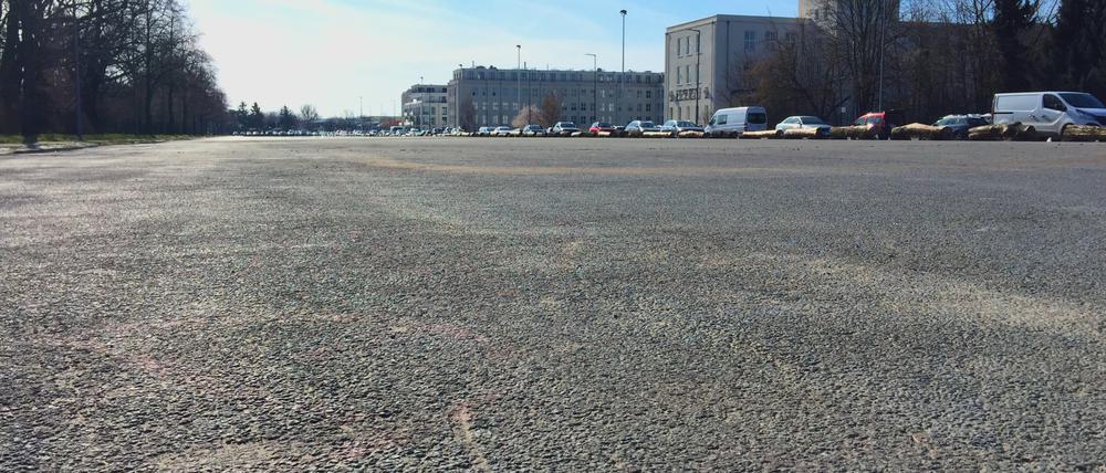 Eine 400 Meter lange Betonpiste: So sieht der Platz des 4. Juli in Lichterfelde heute aus – ein wenig Grün stünde dem tristen Platz gut zu Gesicht.