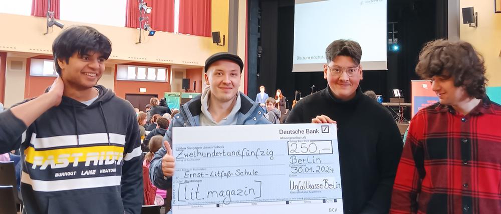 Redaktionsmitglieder bei der Verleihung des Berliner Schülerzeitungswettbewerbs.