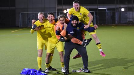 Geschäftsführer Adel Ghazi (vordere Reihe, re.) und das Team von Meteor 06 hatten in dieser Pokalsaison schon viel Grund zum Jubeln. Jetzt wartet Regionalligist Viktoria 89.