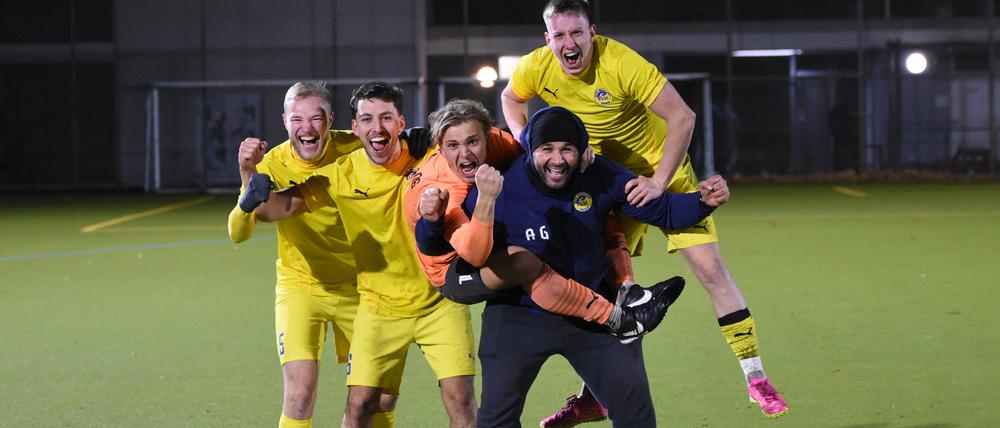 Geschäftsführer Adel Ghazi (vordere Reihe, re.) und das Team von Meteor 06 hatten in dieser Pokalsaison schon viel Grund zum Jubeln. Jetzt wartet Regionalligist Viktoria 89.