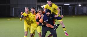 Geschäftsführer Adel Ghazi (vordere Reihe, re.) und das Team von Meteor 06 hatten in dieser Pokalsaison schon viel Grund zum Jubeln. Jetzt wartet Regionalligist Viktoria 89.