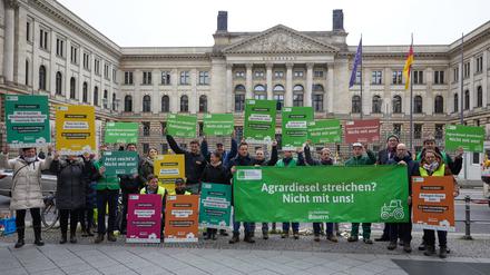 Etwa dreißig Menschen demonstrieren vor dem Bundesrat und fordern u.a., dass die Abschaffung der Steuerrückerstattung beim Agrardiesel zurückgenommen wird.