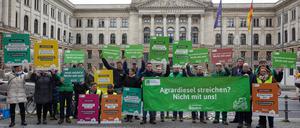Etwa dreißig Menschen demonstrieren vor dem Bundesrat und fordern u.a., dass die Abschaffung der Steuerrückerstattung beim Agrardiesel zurückgenommen wird. 