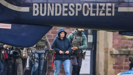 Daniela Klette wird Anfang März von Bundespolizisten nach Karlsruhe gebracht.