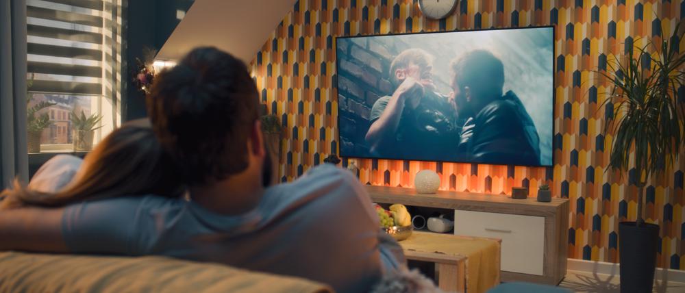 Ein Paar sieht fern: Das geht über den Kabelanschluss, Antenne und Internet.