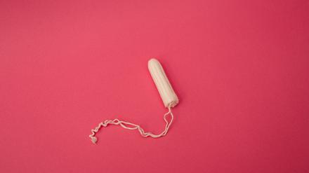 Ein Tampon vor rotem Hintergrund (Symbolbild)