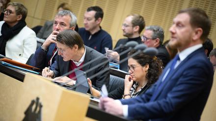 Sachsens Ministerpräsident Michael Kretschmer redet gegen das Cannabis-Gesetz. Bundesgesundheitsminister Karl Lauterbach notiert sich derweil Gründe dafür.