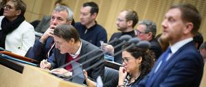 Sachsens Ministerpräsident Michael Kretschmer redet gegen das Cannabis-Gesetz. Bundesgesundheitsminister Karl Lauterbach notiert sich derweil Gründe dafür.