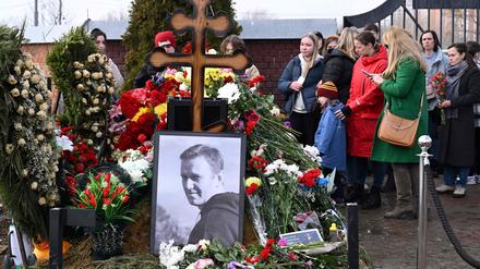 Menschen gedenken am Grab des verstorbenen russischen Oppositionsführers Alexej Nawalny am Tag der russischen Präsidentschaftswahlen in Moskau.