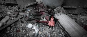 Ein palästinensisches Mädchen in einem rosa Kleid steht inmitten der Ruinen der Al-Faruq-Moschee, die während der israelischen Bombardierung in Rafah Mitte März zerstört wurde.