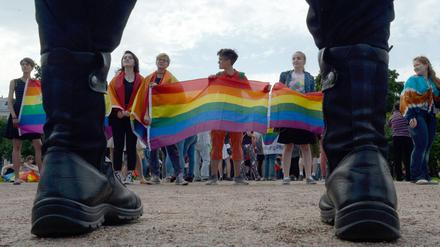 Bei einer Demonstration in St. Petersburg 2021 wird die Regenbogenflagge gezeigt. 