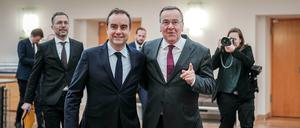 Boris Pistorius (r., SPD), Bundesminister der Verteidigung, und der französische Verteidigungsminister, Sébastien Lecornu