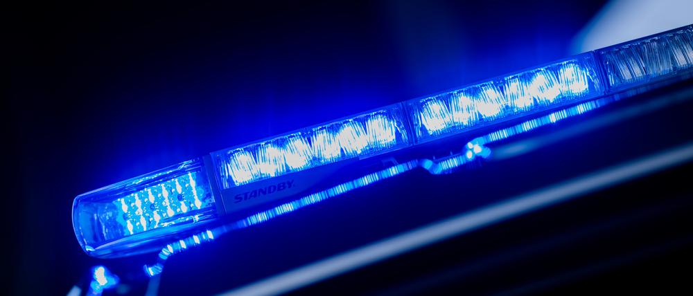 ARCHIV - 07.03.2024, Nordrhein-Westfalen, Düsseldorf: Ein Blaulicht leuchtet auf einem Einsatzfahrzeug der Polizei. Bei einer Auseinandersetzung in einer Fußgängerunterführung hat ein 18-Jähriger in Siegen schwere Stichverletzungen erlitten. Er war am Mittwochabend am Bahnhof in Siegen gefunden worden und kam in ein Krankenhaus. (zu dpa: «18-Jähriger mit schweren Stichverletzungen vor Bahnhof gefunden») Foto: Rolf Vennenbernd/dpa +++ dpa-Bildfunk +++