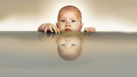 Ein Baby blickt ernst in die Welt.