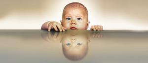 Ein Baby blickt ernst in die Welt.