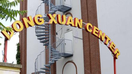 Ein Schriftzug hängt über dem Eingangstor zum Dong Xuan Center. 
