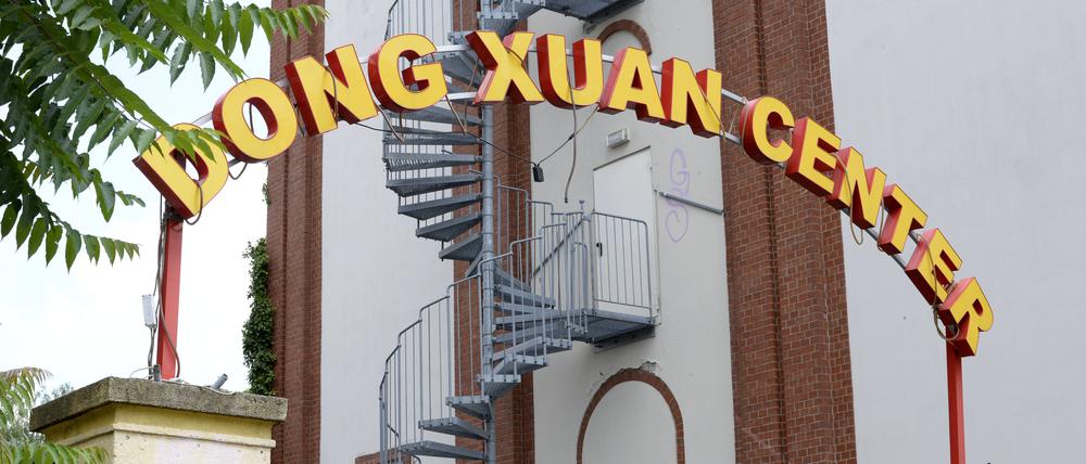 Ein Schriftzug hängt über dem Eingangstor zum Dong Xuan Center. 