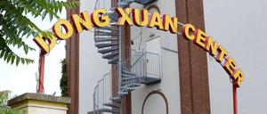 Ein Schriftzug hängt über dem Eingangstor zum Dong Xuan Center. 