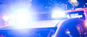 Ein Polizeiauto steht an einem Brandort. (Symbolbild)
