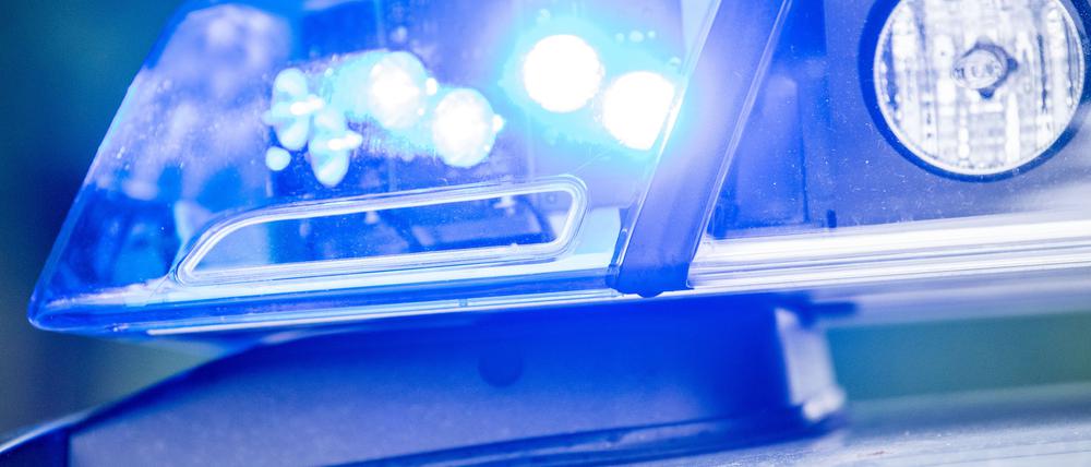 Ein Blaulicht leuchtet an einer Polizeistreife.