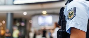 Ein Polizist steht in der Eingangshalle im Nürnberger Hauptbahnhof.