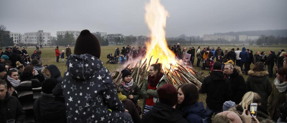 Ein früheres Osterfeuer im Volkspark Potsdam. In diesem Jahr fällt die Tradition wegen Trockenheit aus.