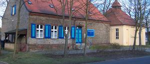 Alte Schule und Kirche in Berlin-Müggelheim.