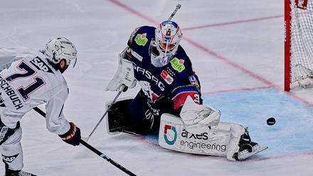 Wenn die Mannheimer gefährlich vors Tor kommen, ist Keeper Jake Hildebrand meist zur Stelle.