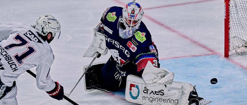 Wenn die Mannheimer gefährlich vors Tor kommen, ist Keeper Jake Hildebrand meist zur Stelle.