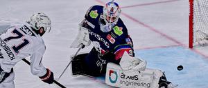 Wenn die Mannheimer gefährlich vors Tor kommen, ist Keeper Jake Hildebrand meist zur Stelle.