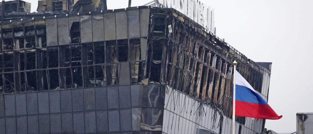 Blick auf die Crocus City Hall. Nach dem Terroranschlag im Nordwesten Moskaus auf eine Konzerthalle dauern die Ermittlungen an.