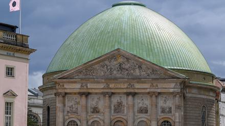 Die Sankt Hedwigs-Kathedrale am Bebelplatz in der Berliner Innenstadt. 