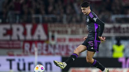 Bayerns Aleksandar Pavlovic könnte auch für Serbien auflaufen.