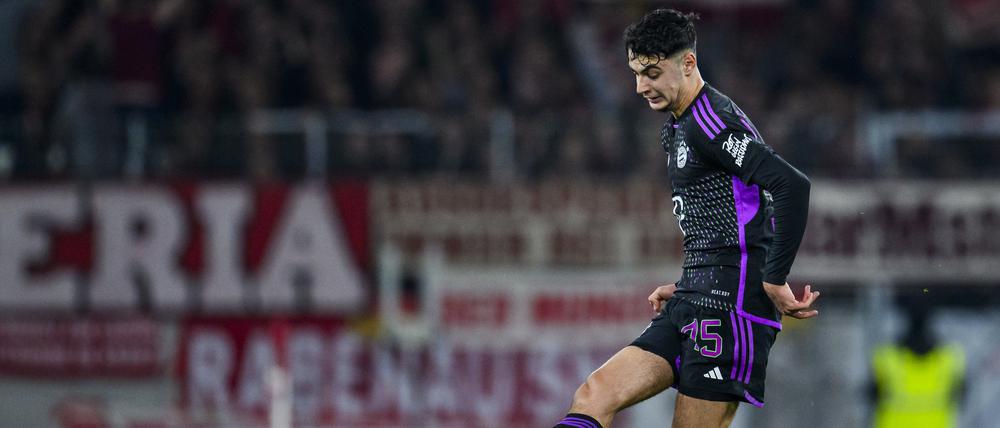 Bayerns Aleksandar Pavlovic könnte auch für Serbien auflaufen.