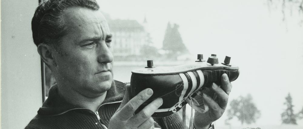 Adi Dassler bei der Arbeit.