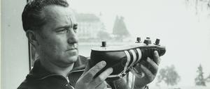 Adi Dassler bei der Arbeit.