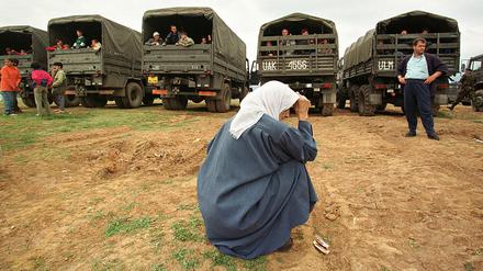 Eine albanische Kosovarin wartet vor einer Abteilung niederländischer Nato-Soldaten, um zu einem sicheren Ort zu kommen. 