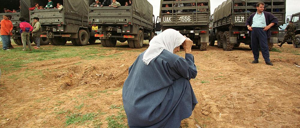 Eine albanische Kosovarin wartet vor einer Abteilung niederländischer Nato-Soldaten, um zu einem sicheren Ort zu kommen.