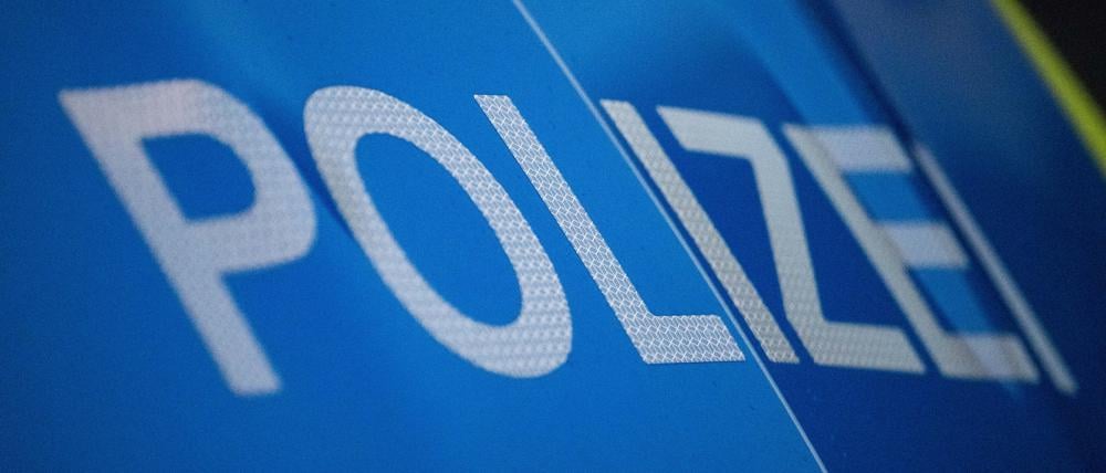 Das Wort Polizei ist auf der Karosserie eines Polizeifahrzeugs zu sehen (gestellte Szene).