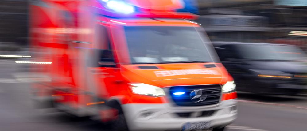 Ein Rettungswagen der Feuerwehr fährt mit Blaulicht zum Einsatz.