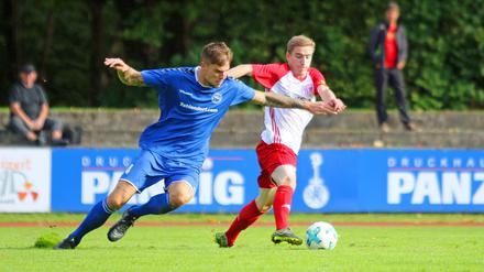 Lenny Stein (l.) ist von Hause aus Abwehrspieler, trotzdem führt er dank seiner Elfmeterstärke die Torjägerliste in der Oberliga an.